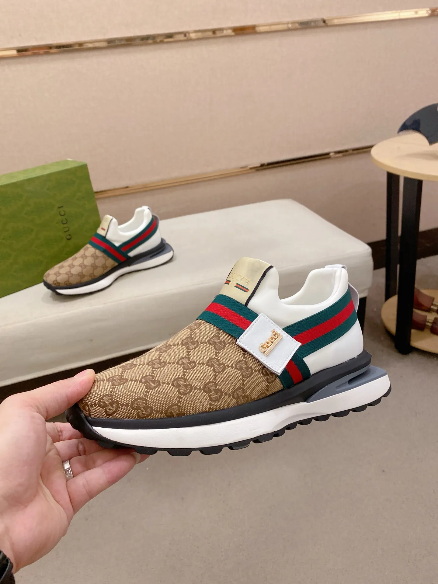 Factory price: 462💰 (GUCCI) The latest 🎁🎁casual and fashionable men's shoes👟 from the official website, hot style 💥 style is simple and elegant, exclusive for trendy men. Unique latest brand elements from the official website 👑original decoration, fashionable and generous, original fabric ✅breathable stretch cloth lining, official website designated wear-resistant casual outsole, classic model taken at the counter in kind🎬38-44 (45 is not returnable and non-refundable)